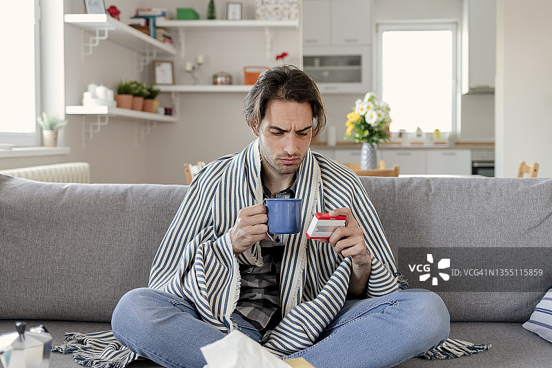 裹着毯子 страдающим 感冒的男人图片素材