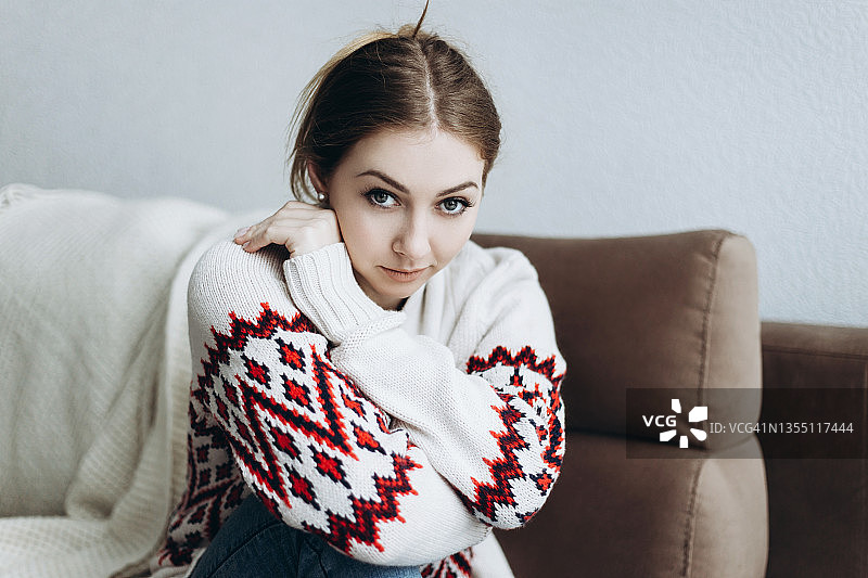 坐在沙发上的年轻女人图片素材