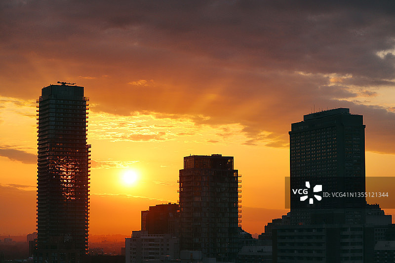 城市地标的壮观日落图片素材