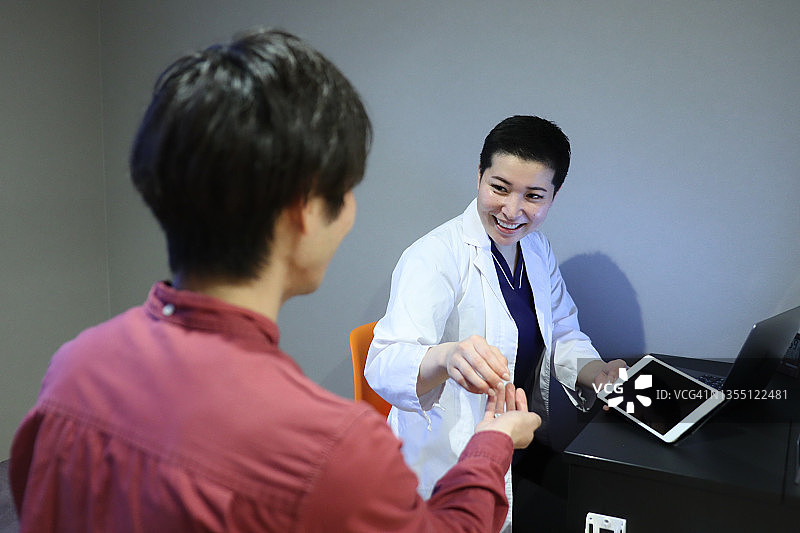 药剂师递给患者药物图片素材