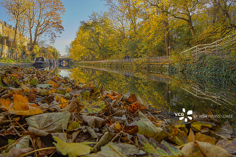 英国伦敦摄政运河的秋天图片素材