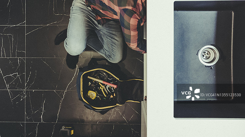 男人修理厨房水管图片素材