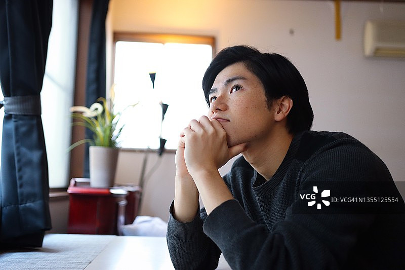 思考着什么的年轻男人图片素材