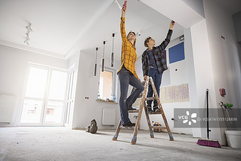 母子在家画墙图片素材