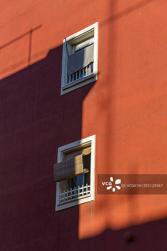 两扇窗户图片素材