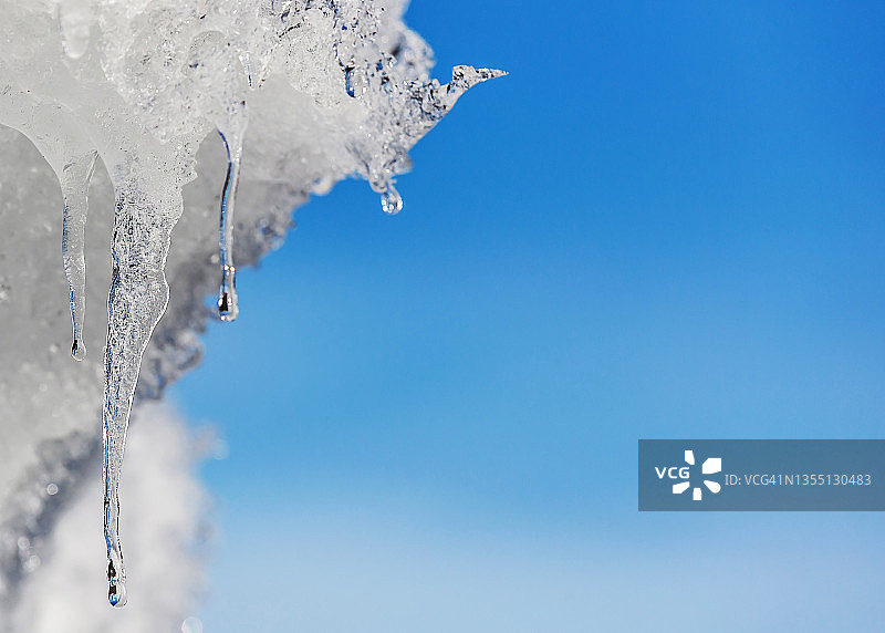蓝天下的冰柱图片素材