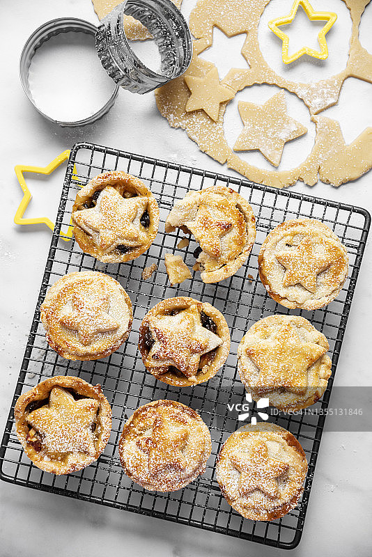 冷却架上新鲜烘焙的自制肉馅饼图片素材