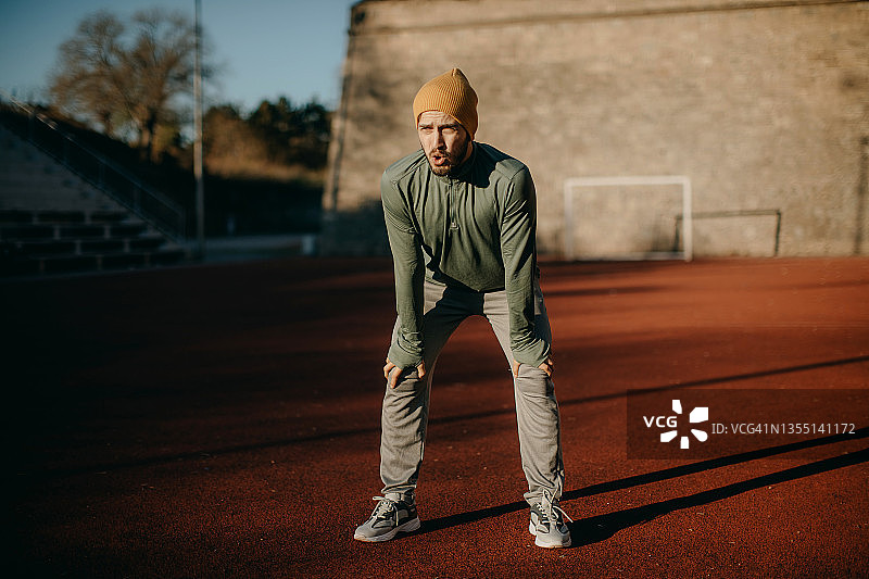 男子正在锻炼图片素材