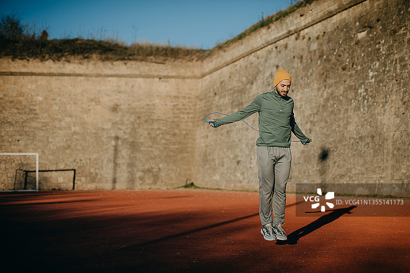 男子在户外跳绳运动图片素材