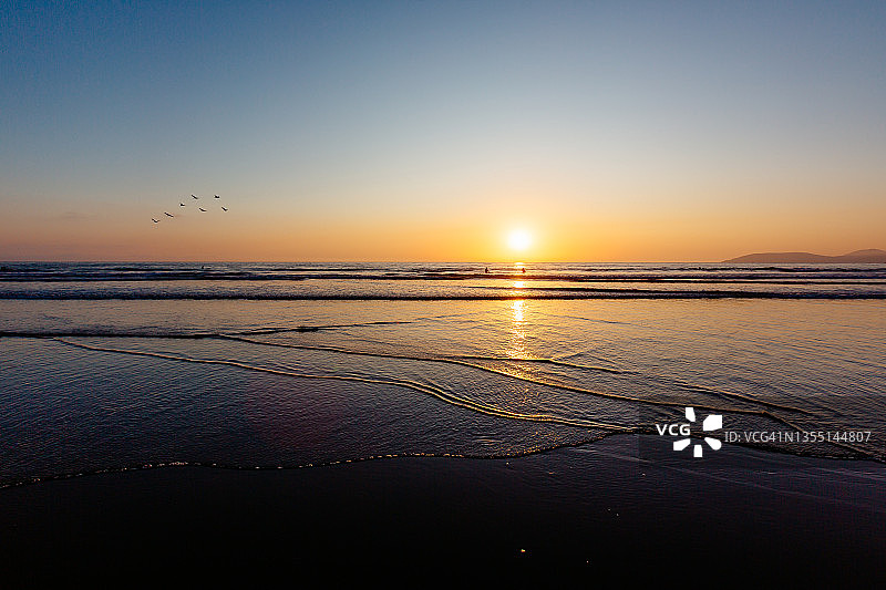 美国加利福尼亚州皮斯摩海滩的日落图片素材