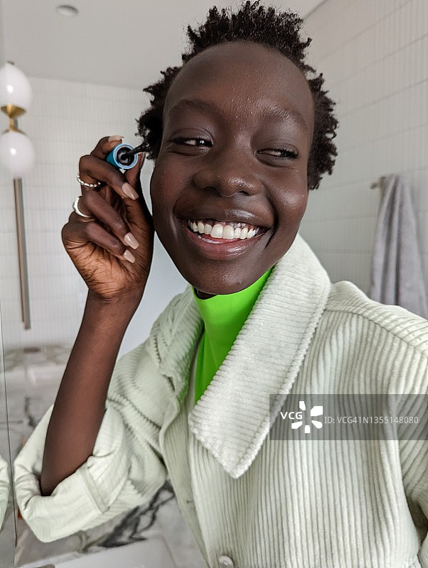 年轻女人整理头发微笑图片素材