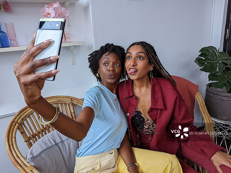 年轻女人一起微笑自拍图片素材