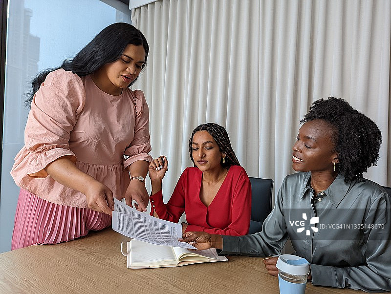 在会议中讨论的年轻女性图片素材