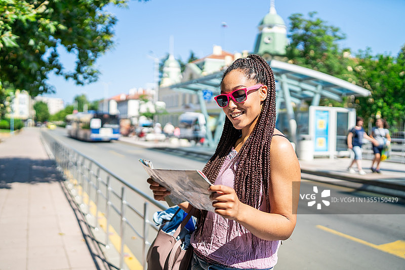 拿着地图的非洲女性图片素材