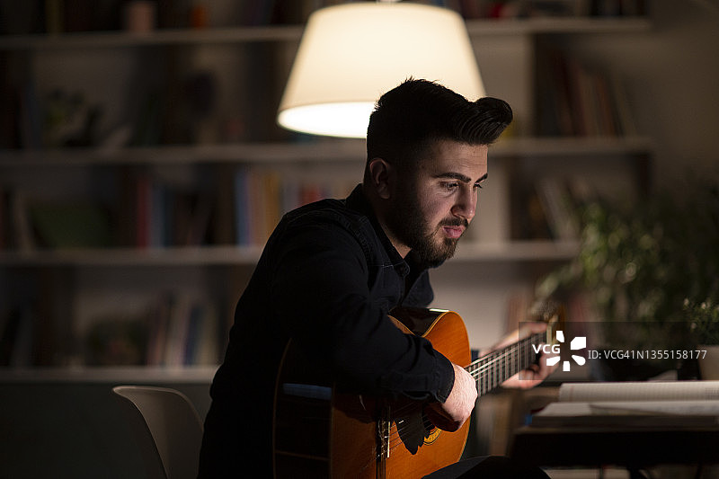 弹吉他的年轻男人图片素材