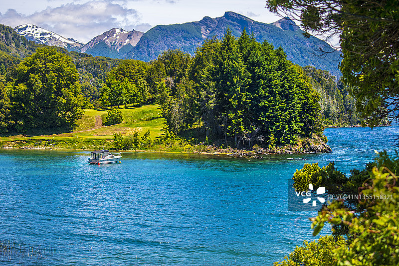 纳韦尔瓦皮湖，森林和山脉。巴里洛切，内格罗河，巴塔哥尼亚，阿根廷。全景图。图片素材