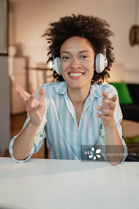 混血女人在视频通话中用手势交流图片素材