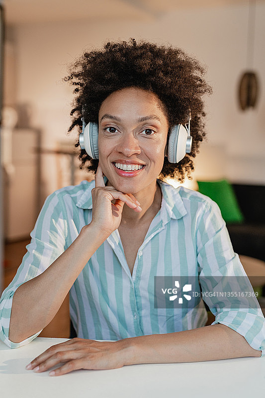 戴着耳机混血女性肖像图片素材