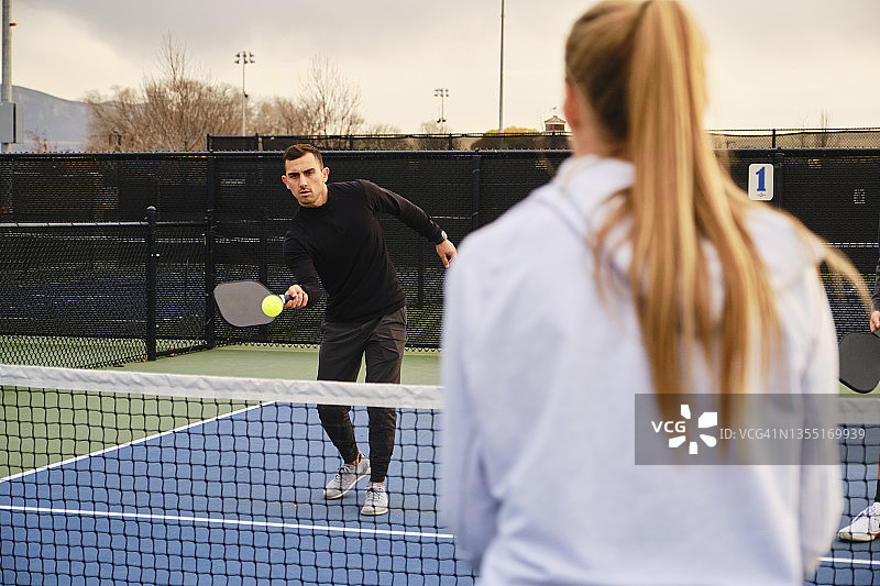 年轻人玩匹克球图片素材