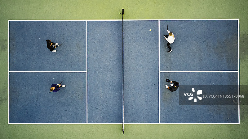 年轻人玩匹克球图片素材