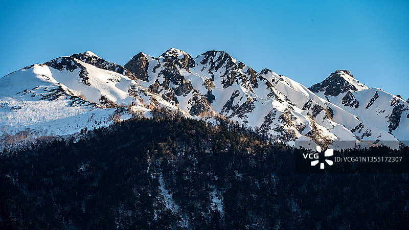 早春的穂高山脉图片素材