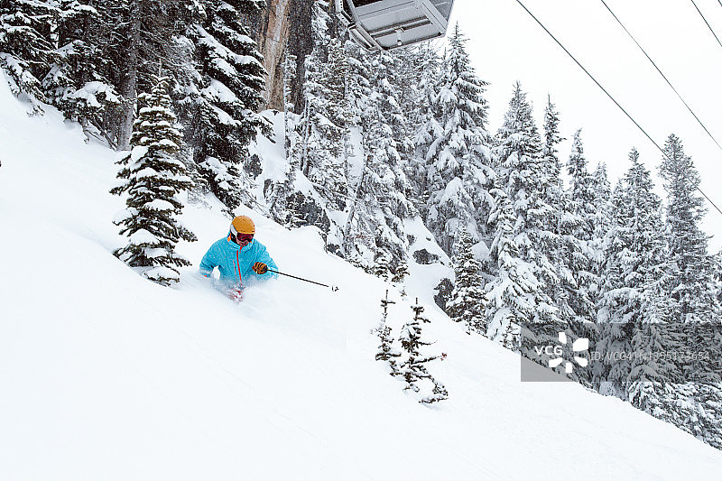 粉雪天滑雪图片素材