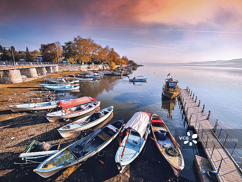 土耳其布尔萨乌鲁阿巴特湖的戈利亚兹村图片素材