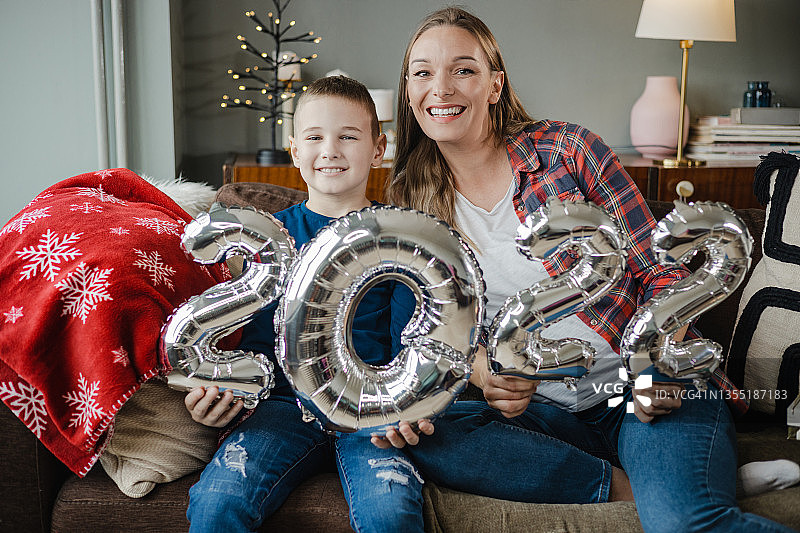 母子拿着2022数字气球图片素材