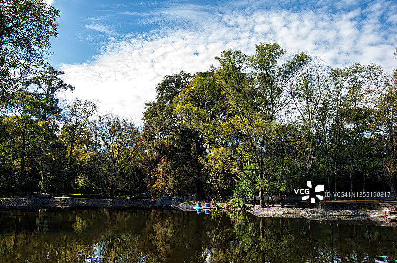 墨西哥查普尔特佩克森林小湖，墨西哥城图片素材