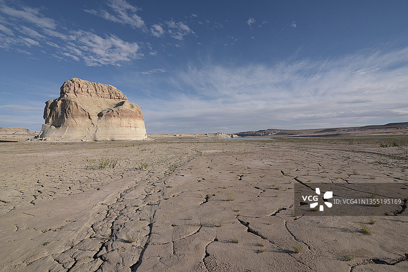 鲍威尔湖上的孤石图片素材