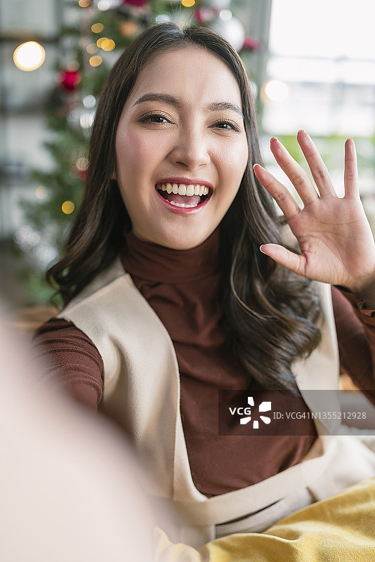 亚洲女人居家客厅视频通话圣诞节图片素材