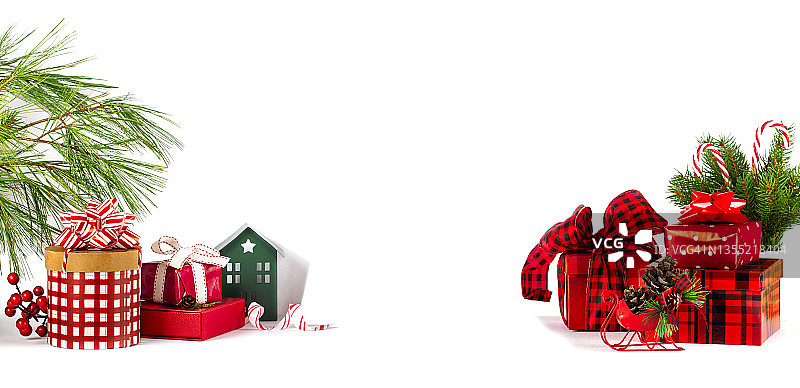 圣诞节或新年礼品盒、冷杉树枝和圣诞装饰品，白色背景图片素材