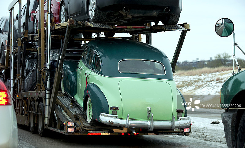 20号州际公路上的老爷车运输图片素材
