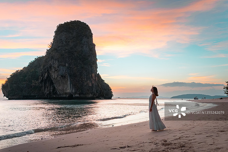 泰国甲米府莱雷东海滩岩石边的年轻女子图片素材
