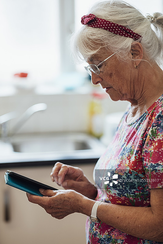 妇女在她的智能手机图片素材