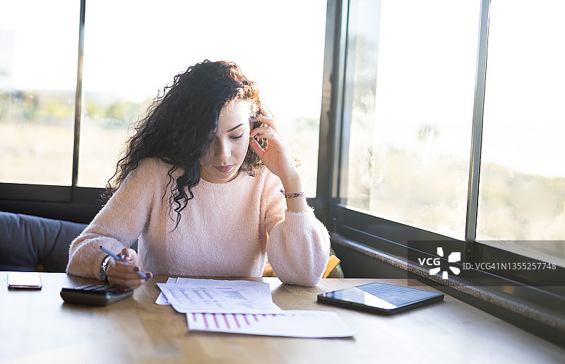 让她用钱为事业服务图片素材