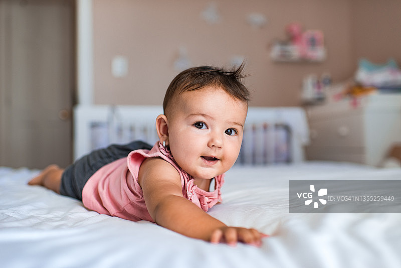 清晨美丽的女孩图片素材