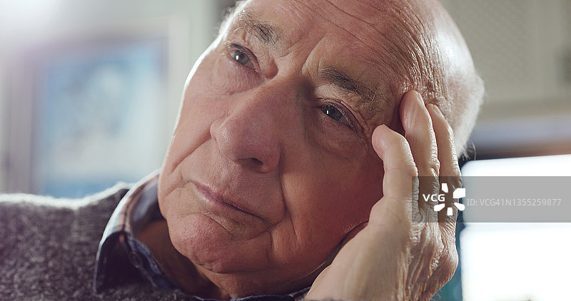 一位心情不好的老年男人图片素材