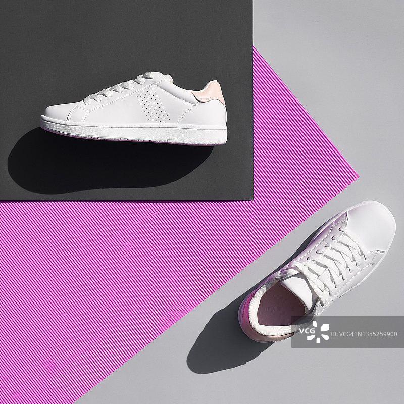 彩色背景上的白色运动鞋图片素材