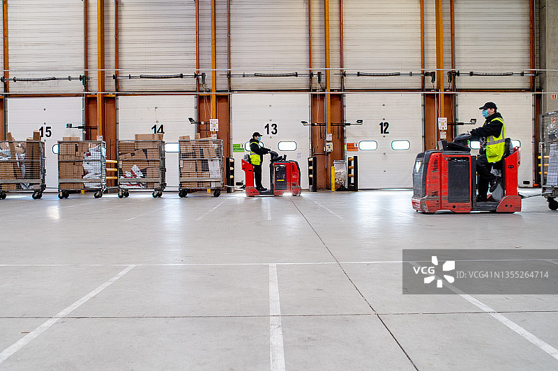 棚子里戴着口罩的两名马车夫图片素材