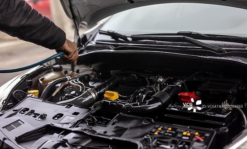 汽车发动机清洗特写图片素材