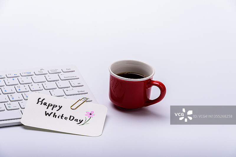 键盘和咖啡杯图片素材