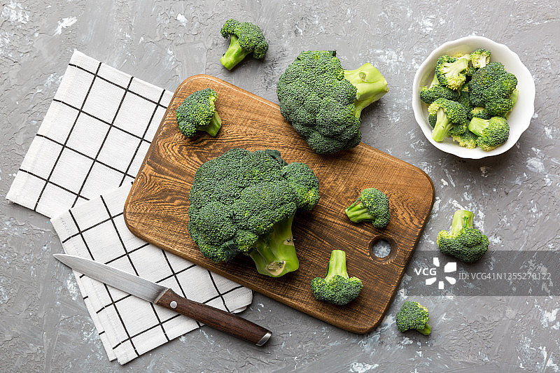 木制砧板上带刀的新鲜绿色西兰花图片素材