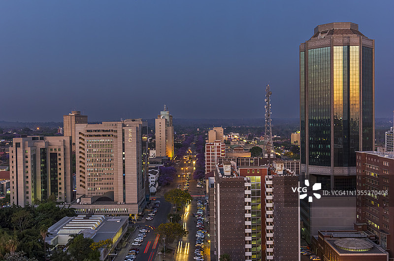 哈拉雷中央商务区东部（津巴布韦储备银行-黄昏/日落）图片素材