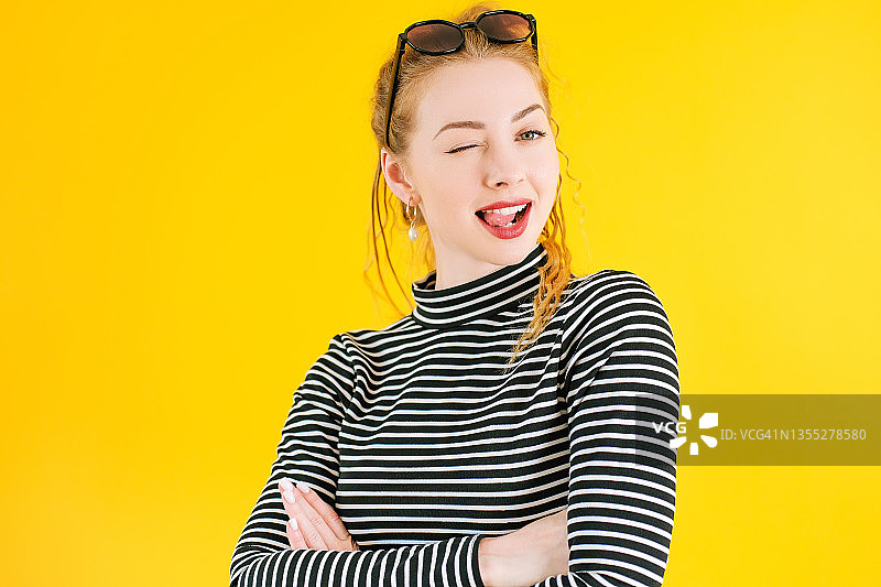 眨眼吐舌头的年轻女人图片素材