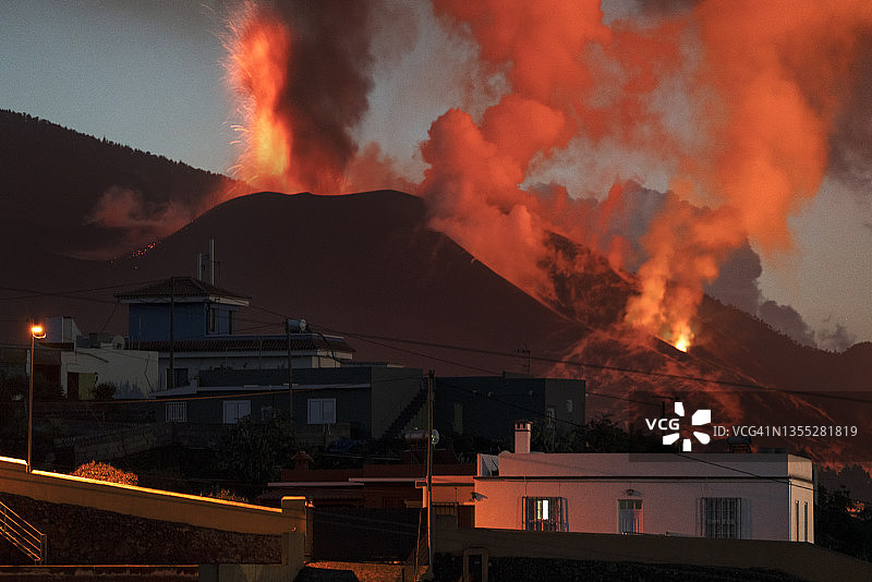 埃尔帕索火山前的房屋图片素材