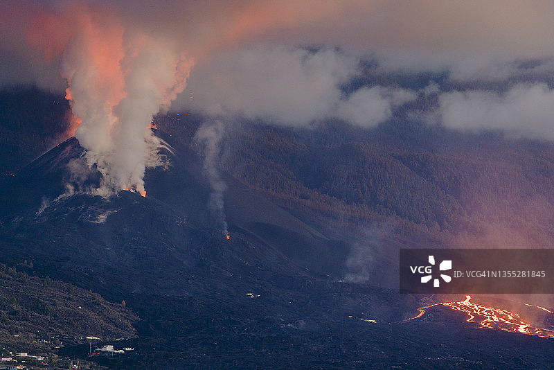 老峰火山及其熔岩流图片素材