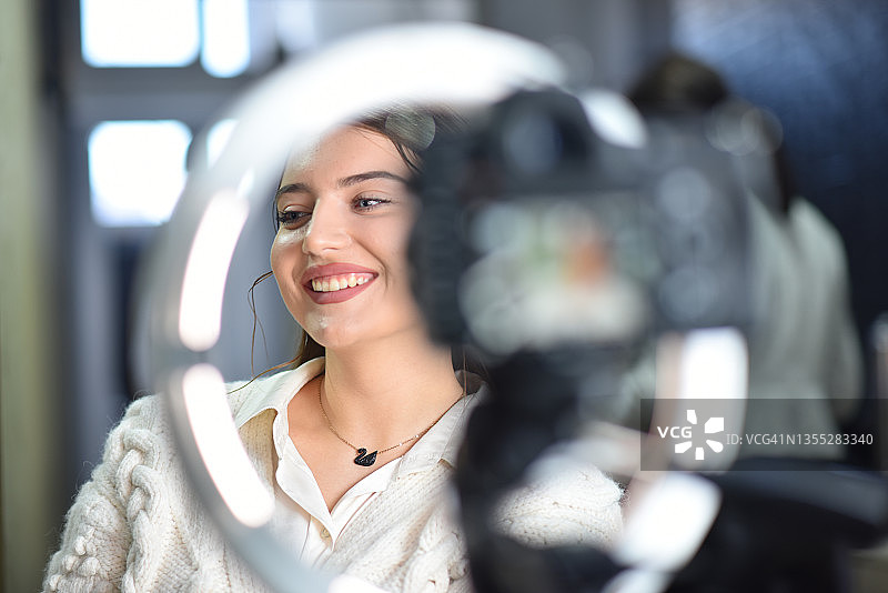 年轻女人录制Vlog图片素材