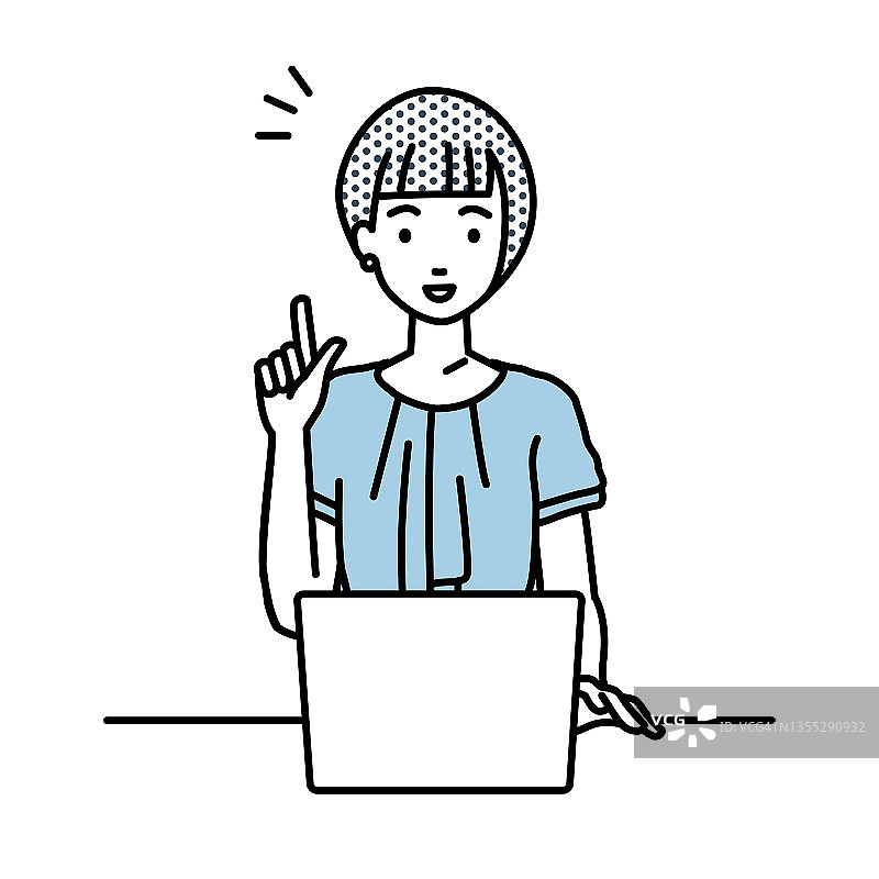 穿着休闲的女人在办公桌前使用笔记本电脑，手势指向灵感图片素材