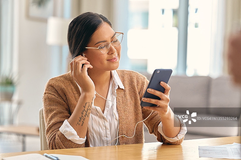 商务女性用智能手机听音乐图片素材